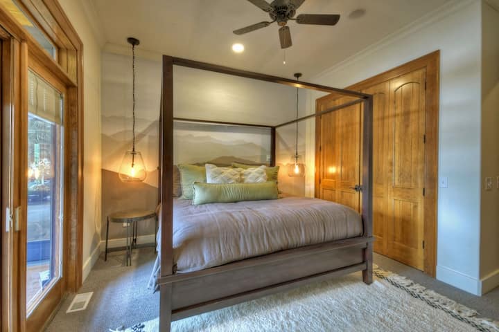 El dormitorio 3 cuenta con un entorno sereno frente al lago con una acogedora cama tamaño king y un baño compartido adjunto.