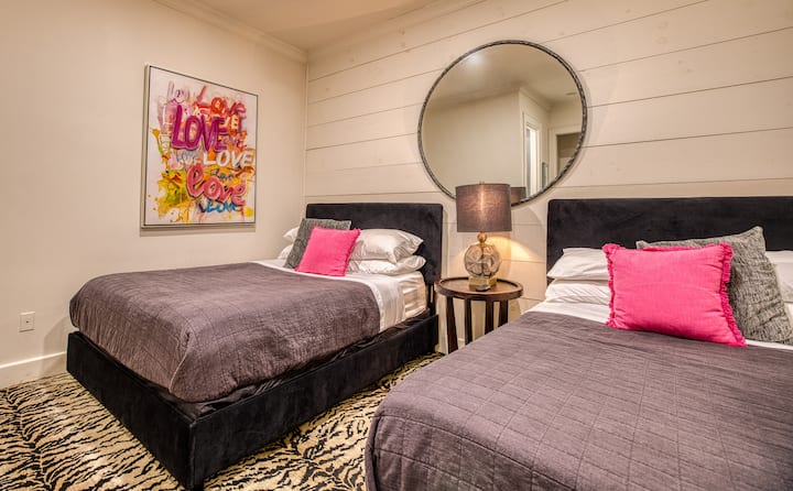 El dormitorio 5 del nivel de terraza está diseñado para ofrecer flexibilidad y comodidad, con dos camas matrimoniales y un baño privado completo. Esta habitación es perfecta para familias o grupos, ya que proporciona amplios arreglos para dormir y un baño privado.