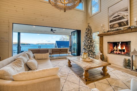 Lakeside Christmas avaliable  Fire place -Hot Tub