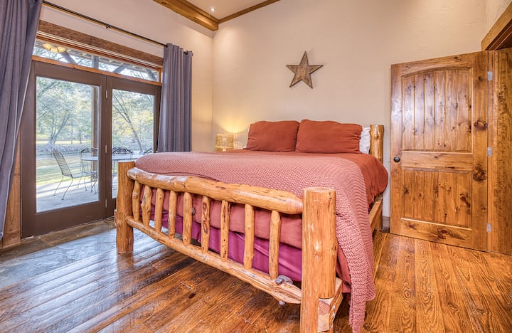 Terasa na razini spavaće sobe 7 ima veliki bračni krevet, francuska vrata koja vode do terase i udoban krevetić - savršen za obitelji koje traže udobnost i praktičnost!