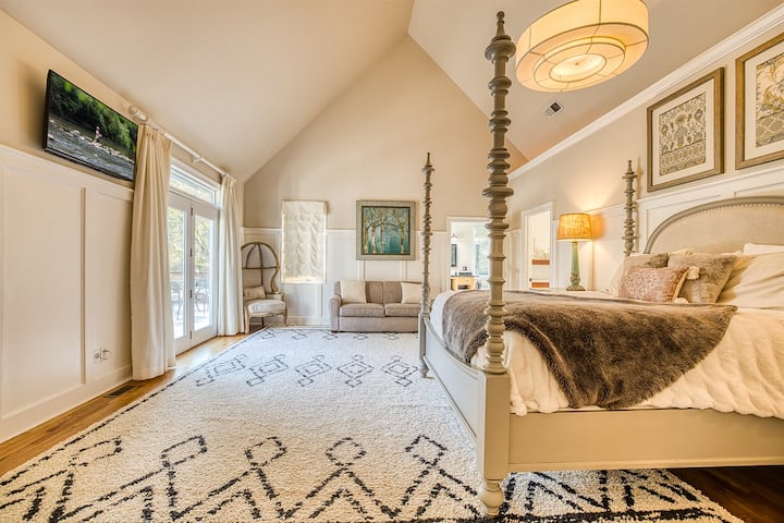 Uživajte u luksuzu na glavnom katu s bračnim krevetom, 2 kupaonice s WC-om (jedna s mnogo svjetla i tuš-kabinom), velikim ugradbenim ormarom s dječjim krevetićem, udobnim kaminom, kaučem za spavanje, pristupom prostranim terasama i pametnim televizorom.