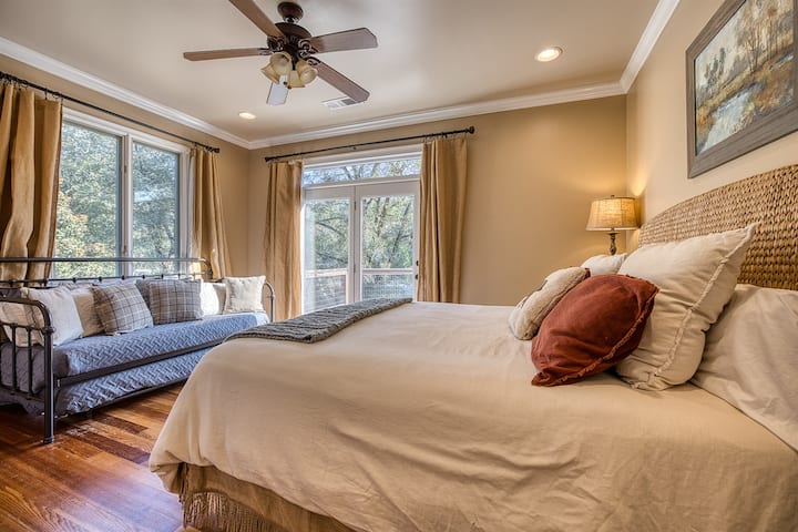 Spavaća soba 3 ima veliki bračni krevet, pristup terasi s francuskim vratima i dnevni krevet s pomoćnim krevetom koji je savršen za opuštanje i smještaj dodatnih gostiju sa stilom.