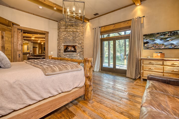 Terasa Razina spavaće sobe 5 ima bračni krevet, udoban kauč, francuska vrata koja vode na terasu, kamin, pametni TV i vlastitu kupaonicu - savršeno utočište za opuštanje i udobnost!