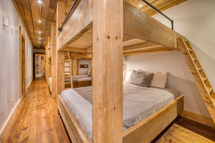 Soba na kat ima tri bračna kreveta na kat (ukupno 6 bračnih kreveta) i vlastitu kupaonicu - savršenu za velike grupe