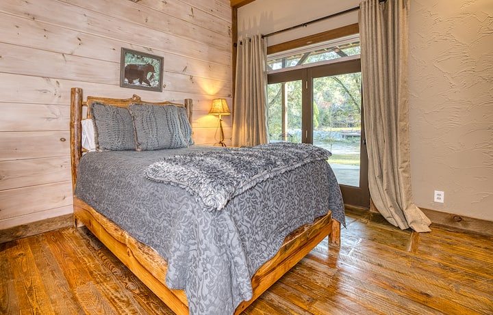 Spavaća soba 6 ima bračni krevet s prelijepim pogledom na rijeku, što stvara mirno utočište za miran san dok uživate u ljepoti prirode!