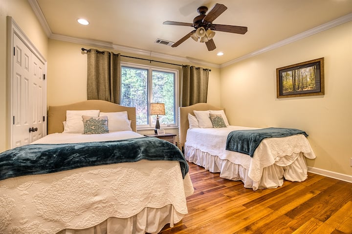 Spavaća soba 4 ugodno je utočište s 2 bračna kreveta, savršeno za boravak obitelji i prijatelja, a pritom se svi mogu udobno naspavati!