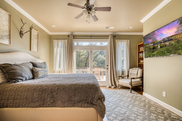 Spavaća soba 2 na glavnom katu ima bračni krevet, pametni TV i jednostavan pristup terasi - idealno za opuštanje i uživanje u prekrasnoj prirodi!