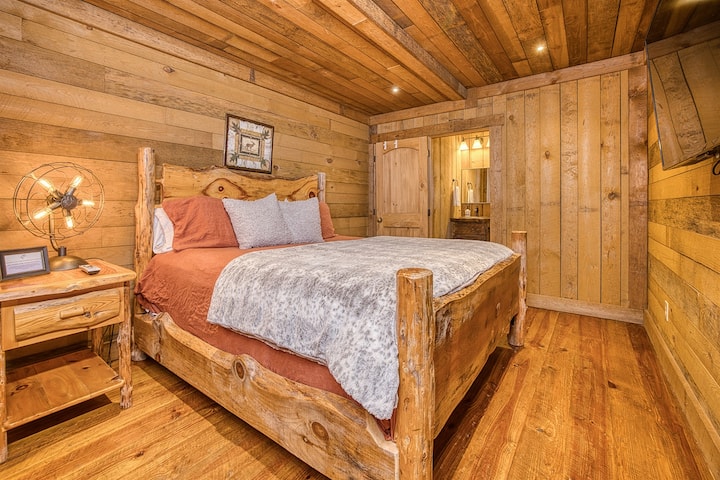 Spavaća soba 8 ima veliki bračni krevet, pametni TV i vlastitu kupaonicu s tuš-kabinom u ravnini poda - udobnost, zabavu i praktičnost za savršen odmor!