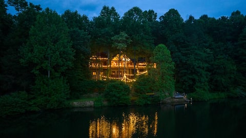 Sleeps 33 Private Lake Front Lodge