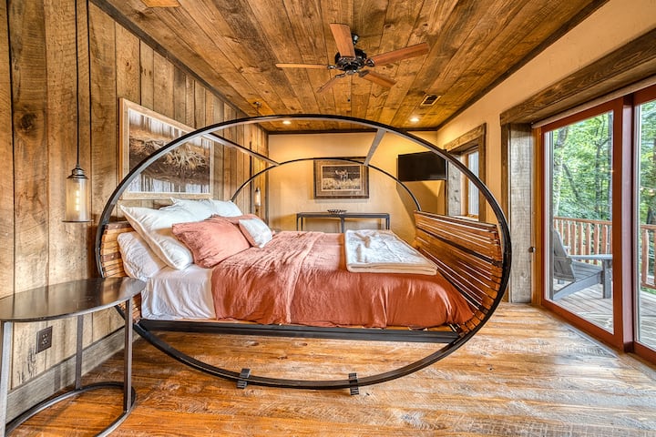 חדר שינה קינג עם סוויטה מלאה עם גישה חיצונית לדק קטן המשקיף לאגם