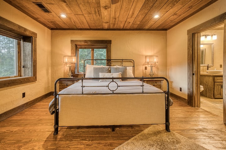 חדר השינה במפלס המרפסת 6 כולל מיטת קינג סייז, אח ומקלחת במפל מים