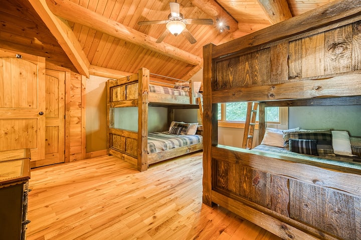 בצד ימין של חדר הקומתיים יש גם 4 מיטות קווין סייז בסגנון קומתיים.