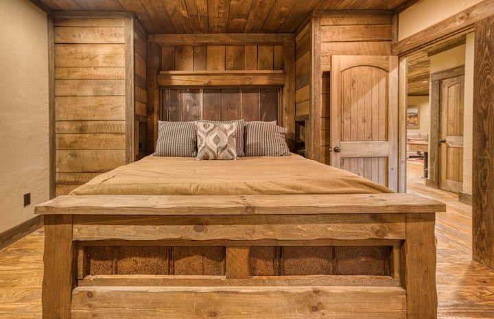 מיטת קינג סייז עם יחידת דיור צמודה מלאה