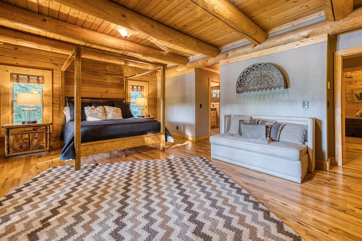 חדר שינה בקומה הראשית עם מיטת קינג סייז, ספה נפתחת, חדר ארונות וסוויטה מלאה