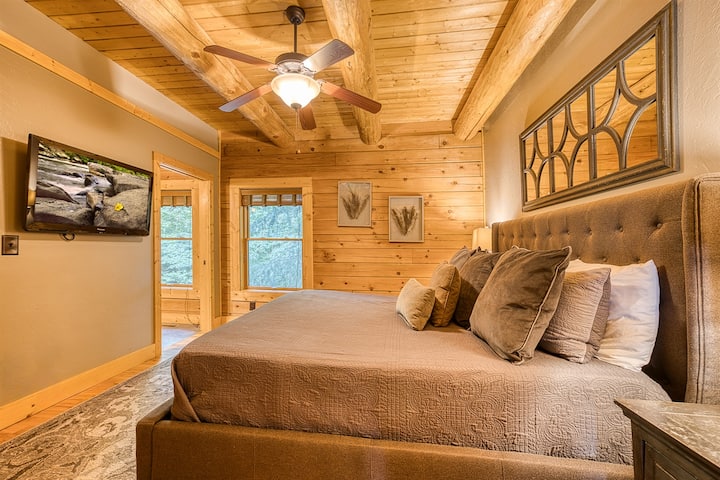 חדר שינה לאורחים בקומה הראשית עם סוויטה מלאה