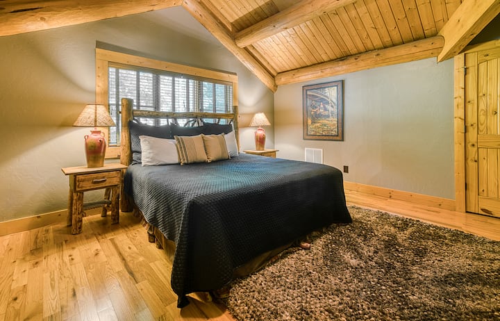 חדר שינה 3 נמצא למעלה וכולל מיטת קינג סייז. 