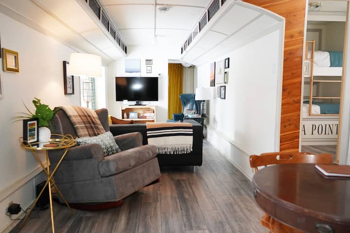 ¡Adéntrese en un refugio único y acogedor! Este espacio habitable, luminoso y abierto, presenta una estética de inspiración vintage con asientos cómodos, detalles en madera cálida y una decoración elegante, ideal para una escapada relajante.