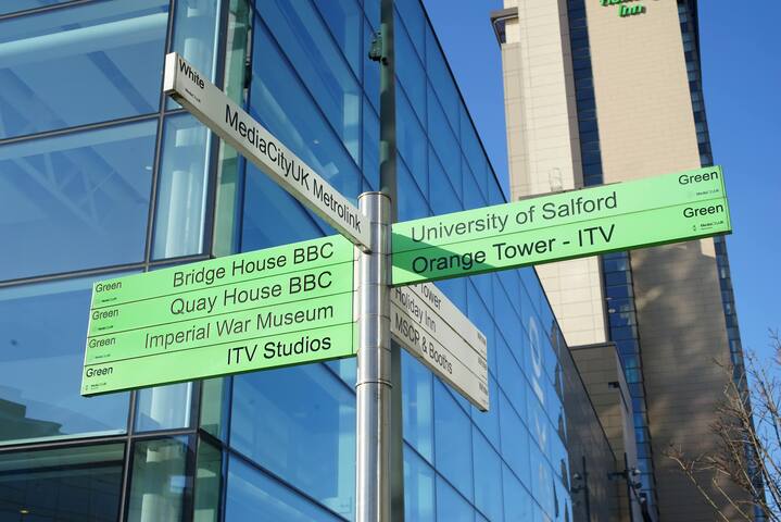 Luxury Manchester Retreat Sleeps 11 Free Parking gallery image 5