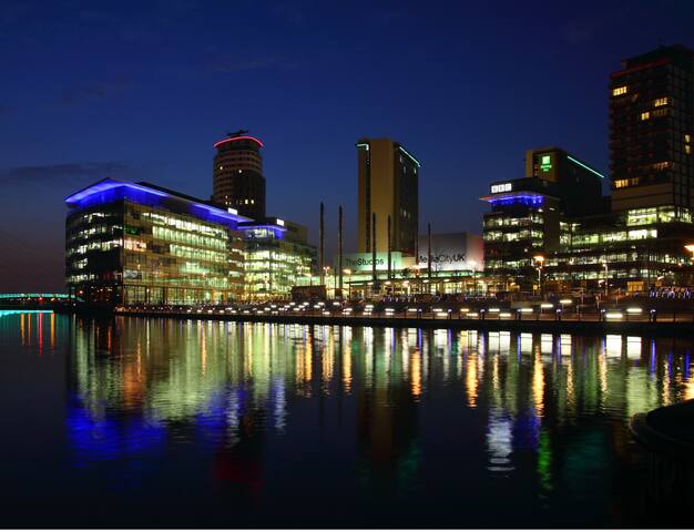 Luxury Manchester Retreat Sleeps 11 Free Parking gallery image 3