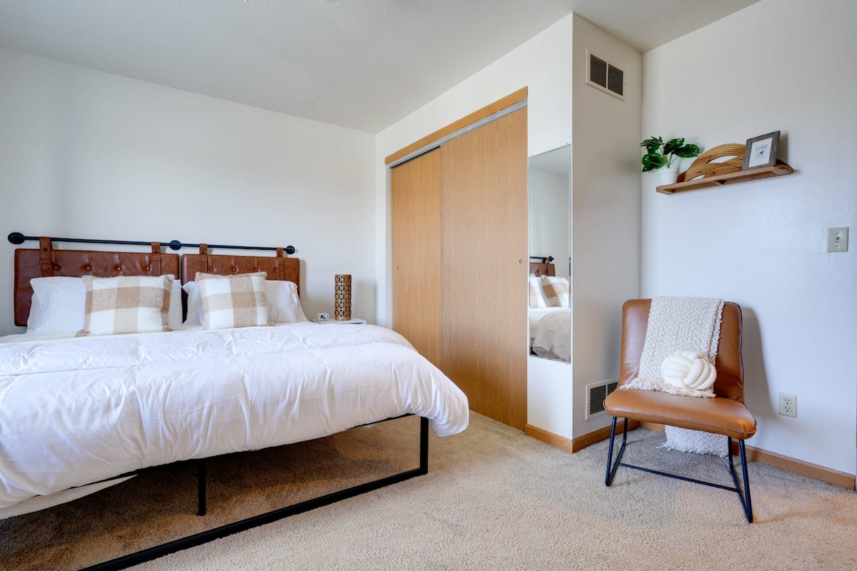 Dormitorio tamaño king con esquina de asientos