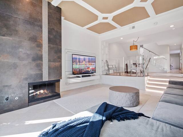 Windansea Luxury | AC | Spa | Garage gallery image 4