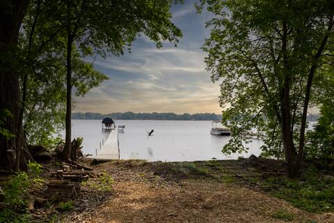 MINNeSTAY* Cottage on Medicine Lake | Waterfront