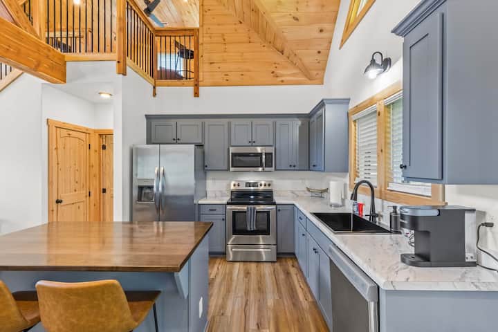 Hilltop Hideaway-NaturalBridge 2m/Modern/HotTub/New - Cabins for