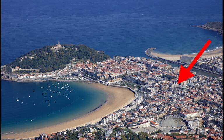 Churruca Suite: 4 Pax Superior. 1min to La Concha gallery image 2