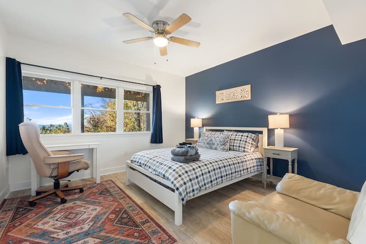 Slaapkamer #4: queensize bed met eigen badkamer