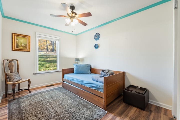 Slaapkamer #3: begane grond, twee eenpersoonsbedden, met een bed eronder.