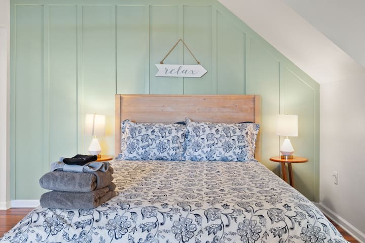 Slaapkamer #1: bovenverdieping, queensize bed met eigen badkamer