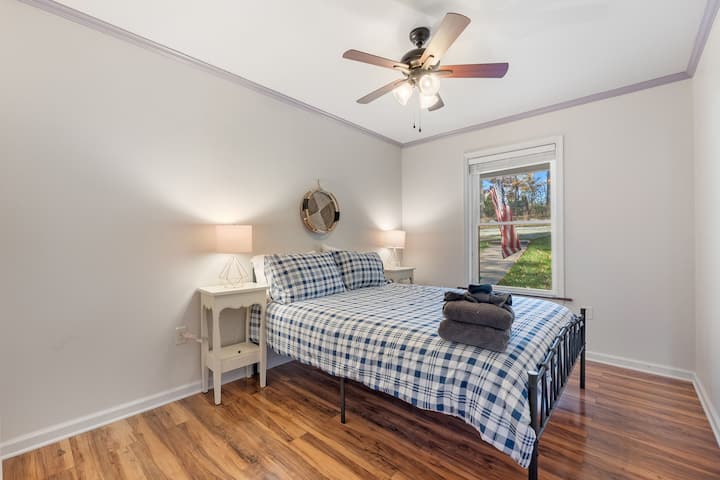 Slaapkamer #2: begane grond, queensize bed