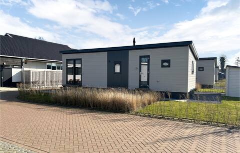 Awesome home in Scherpenisse with WiFi