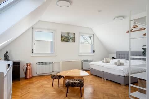 Jacuzzi, BBQ & EV Charger | 5BR with Garden