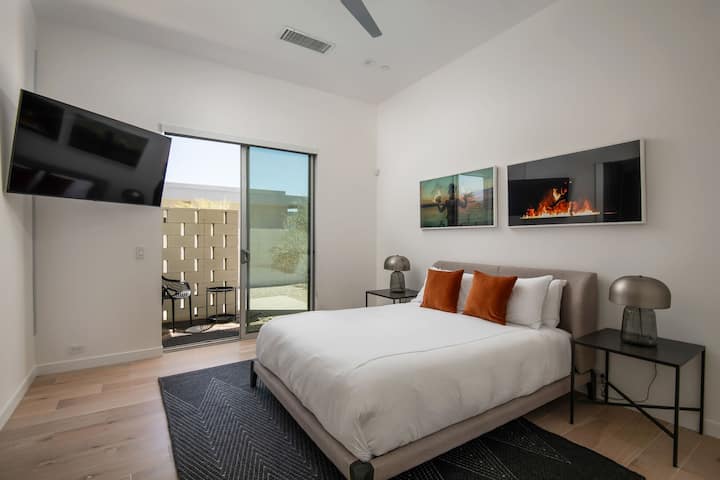 Udoban apartman sa bračnim krevetom (širine 150–179 cm) sa pametnim TV-om, modernom umjetnošću pustinje i privatnim kliznim vratima koja vode do spoljnog unutrašnjeg dvorišta.