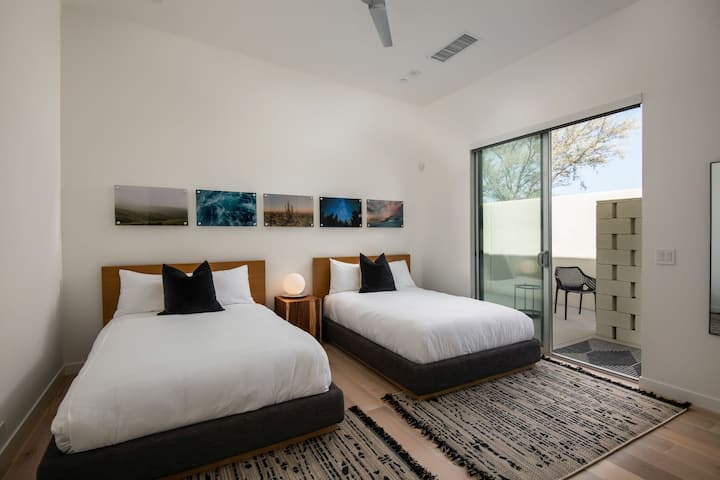 Spavaća soba s dva odvojena kreveta nudi dva udobna kreveta, podove od tvrdog drveta i svijetlo prirodno svjetlo, uz privatni pristup skrovitom vanjskom prostoru.