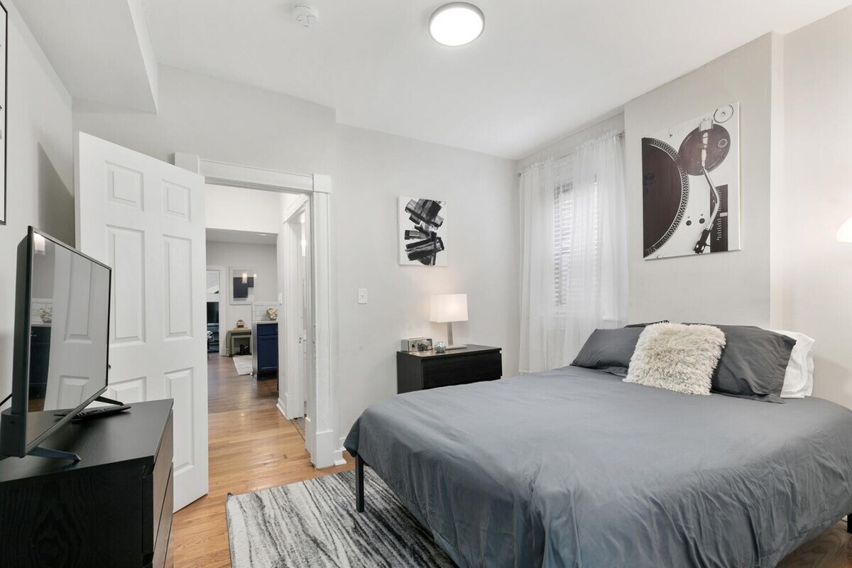 Plne vybavená spálňa s inteligentnou televíziou