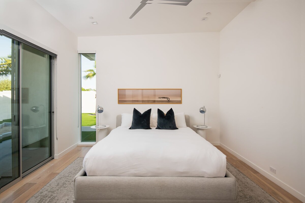 Retírate a esta luminosa suite queen, con una cómoda cama y puertas correderas que se abren directamente al sereno patio trasero.