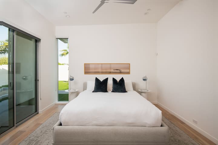 Retírate a esta luminosa suite tamaño queen, con una cómoda cama y puertas corredizas que se abren directamente al sereno patio trasero.
