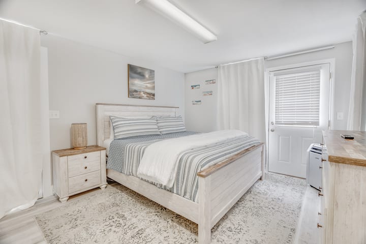 Chumba cha kulala cha wageni cha ghorofa ya kwanza kilichopita chumba cha kufulia