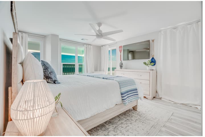 Ocean View Guest Bedroom na TV