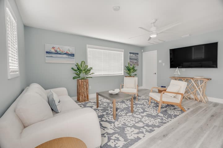 Sebule ya Nyumba ya Wageni inajumuisha kitanda cha malkia cha Murphy