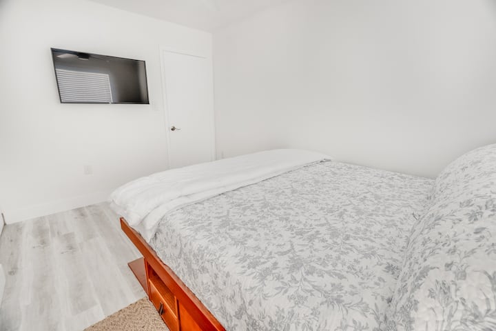 Inajumuisha kitanda cha mfalme na TV