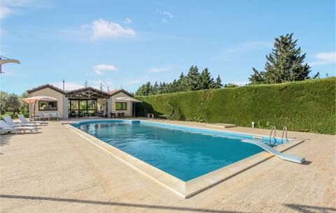 Lovely home in Comiso with house a panoramic view