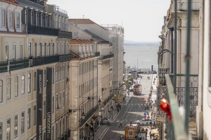 Lv Premier Baixa PR1 elevator, balcony, riverview gallery image 2