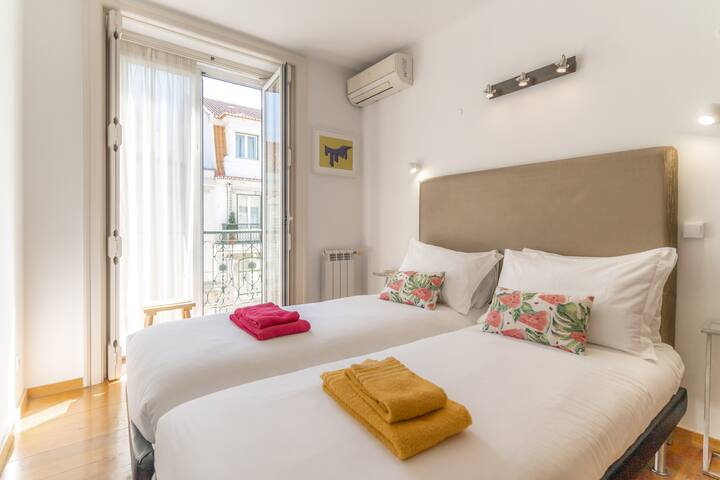 Lv Premier Baixa PR1 elevator, balcony, riverview gallery image 4