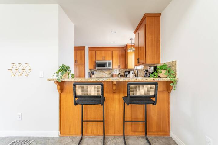 Relax and Unwind Luxe Home Blocks from Beach gallery image 3