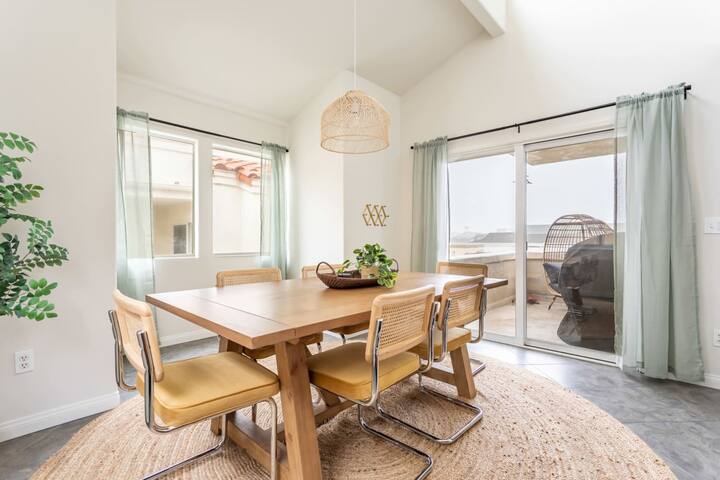 Relax and Unwind Luxe Home Blocks from Beach gallery image 4