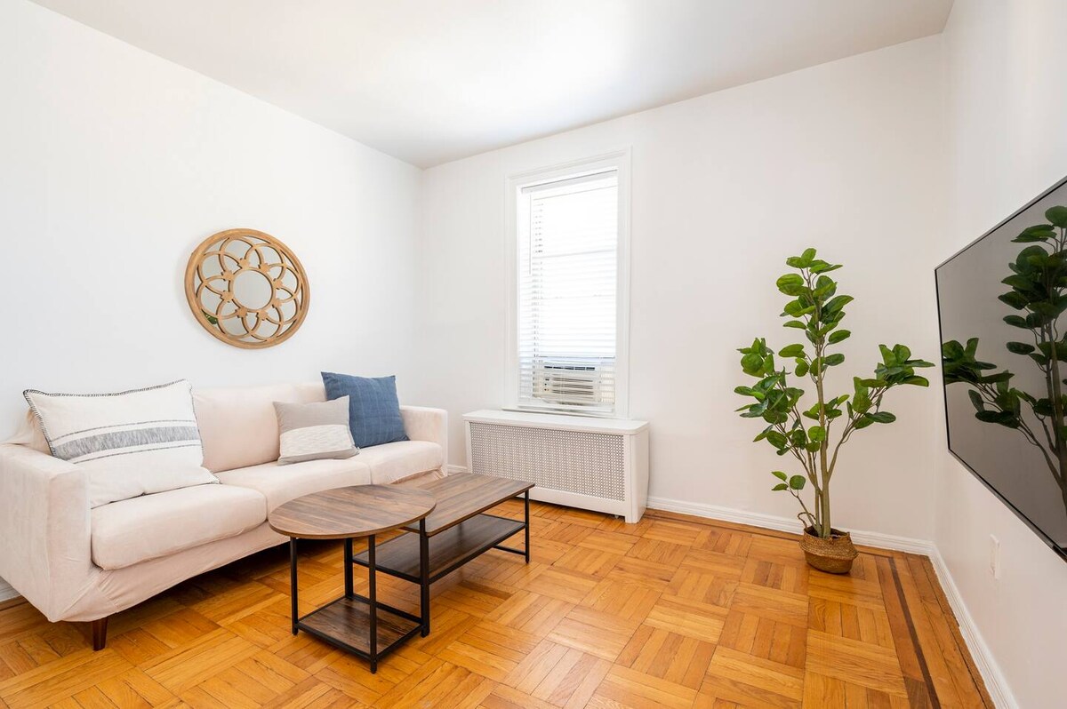 ห้องนั่งเล่นพร้อมทีวี