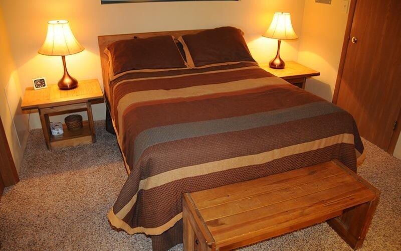 灯具、台灯、床、家具、长凳